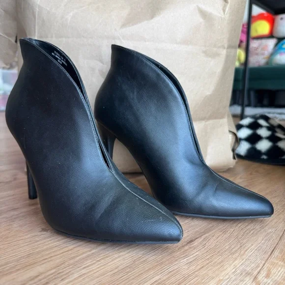 Elegant Black Women's Ankle Boots - Picture 3 of 7